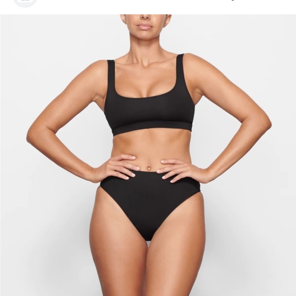 SKIMS
RECYCLED SWIM TANK BIKINI TOP nwt